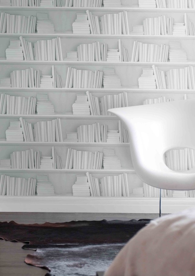 papier-peint-trompe-œil-bibliothèque-blanche-élégante-chaise-blanche-tapis