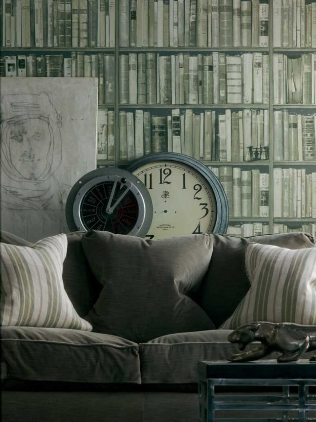 papier-peint-trompe-œil-bibliothèque-gris-blanc-canapé-gris-coussins-décoratifs-horloges