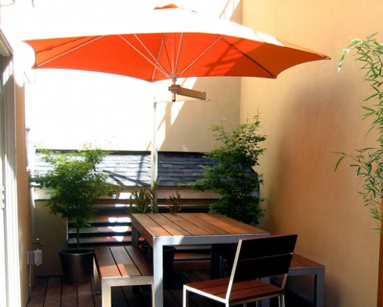 parasol couleur orange petite terrasse