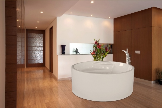 parquet-stratifié-salle-bains-baignoire-blanche-ronde-spots-led-encastrés-armoires-grandes-bois
