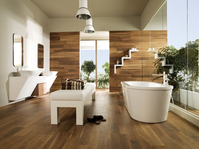 parquet-stratifié-salle-bains-baignoire-blanche-suspensions-élégantes-meuble-vasque-moderne-blanc-miroirs