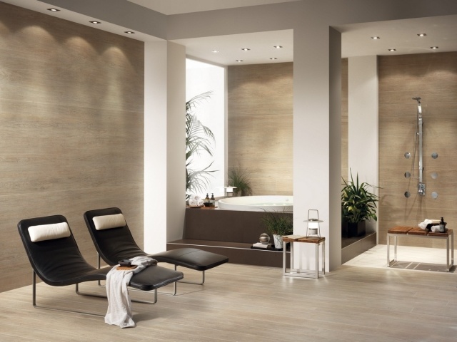parquet-stratifié-salle-bains-beige-clair-chaises-longues-noires-baignoire-ronde-douche-italienne parquet salle de bains