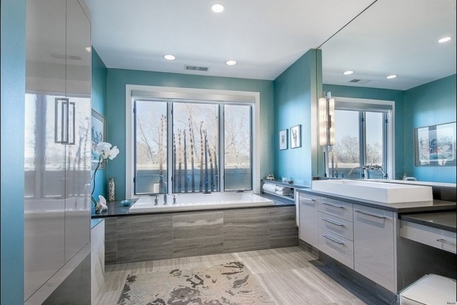 parquet-stratifié-salle-bains-couleur-cendré-miroirs-grands-spots-led-encastrés parquet salle de bains