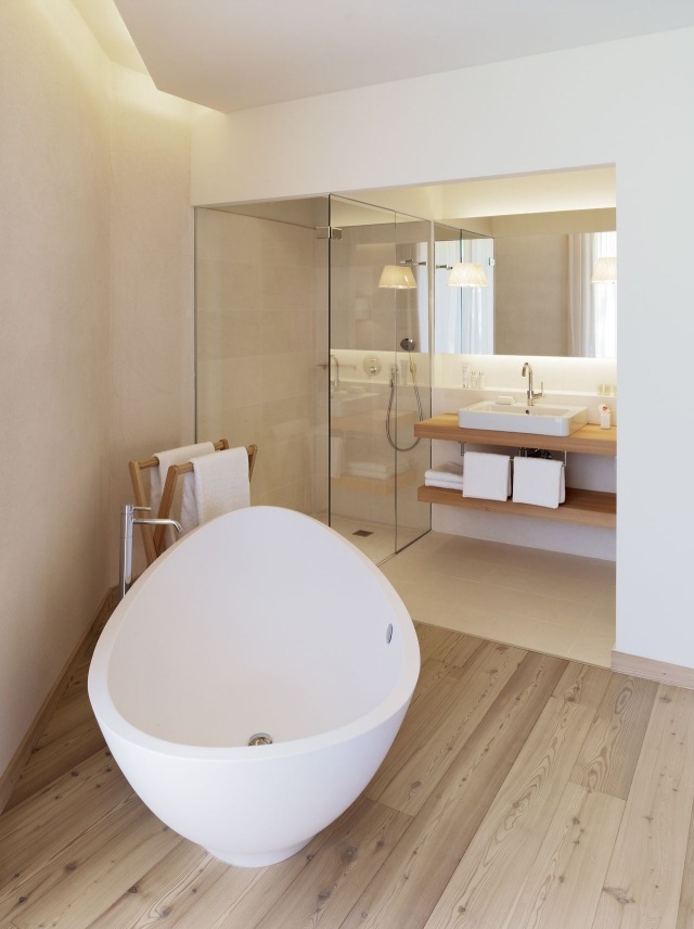 parquet-stratifié-salle-bains-couleur-claire-baignoire-forme-ovale-cabine-douche-verre parquet salle de bains