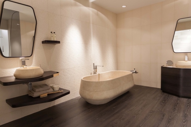 parquet-stratifié-salle-bains-imitation-bois-sombre-meuble-vasque-élégant-miroirs-design-original parquet salle de bains