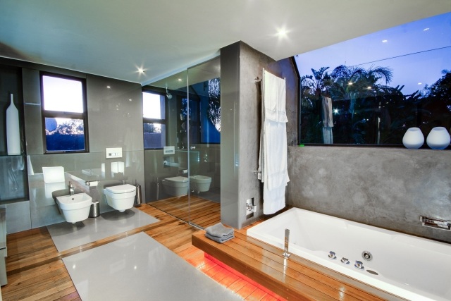parquet-stratifié-salle-bains-mobilier-blanc-parois-verre-transparent-murs-gris parquet salle de bains