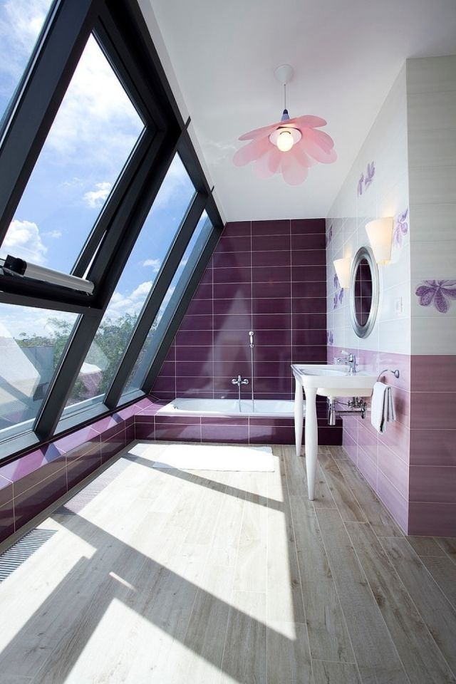 parquet-stratifié-salle-bains-pente-couleur-claire-vasque-blanc-élégant-murs-blanc-lilas-suspension-rose parquet salle de bains