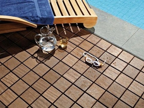 parquet style carrelage parfait pour terrasse piscine