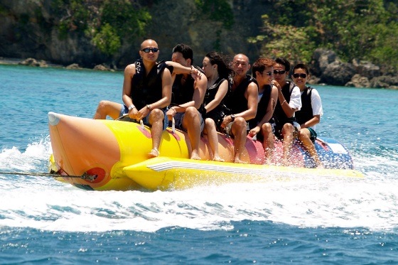 passez vos vacances été banana boating avec amis