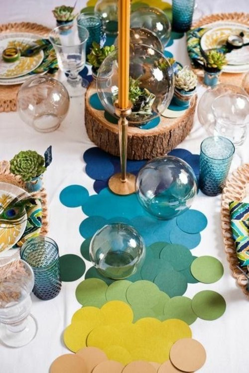 pastilles papier multicolores donnent vie à cette table
