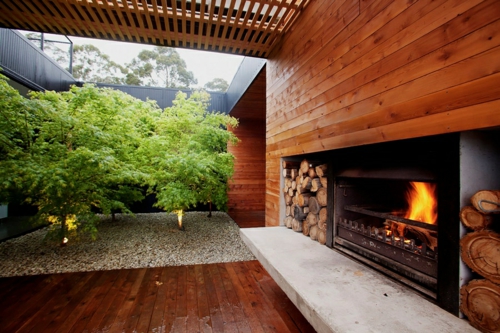 patio atrium cheminee galet plante bois