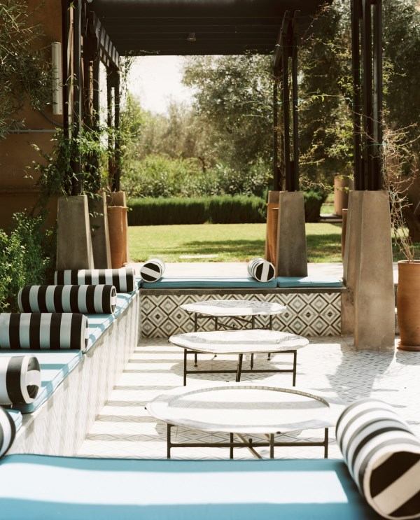 patio ombragé motifs marocains tables basses