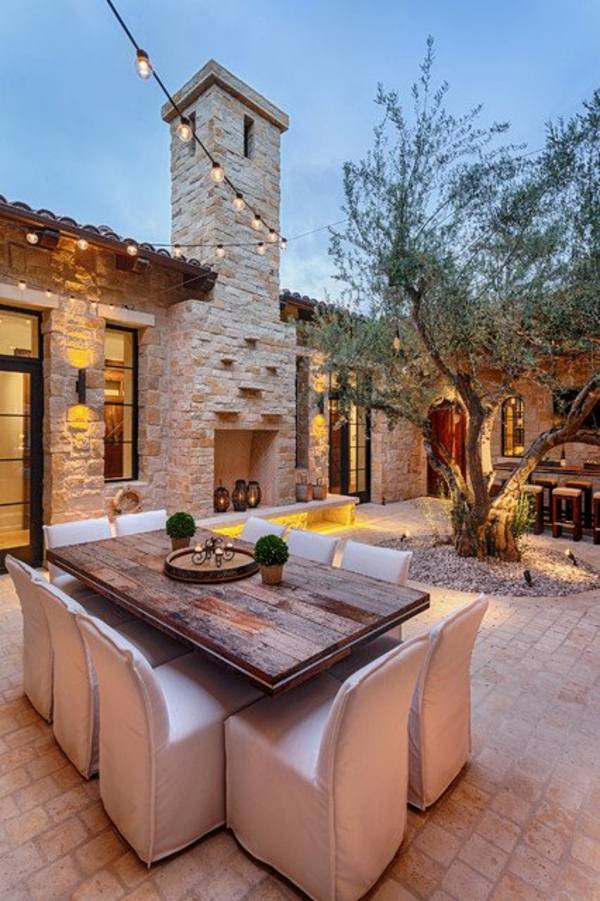patio sur la méditerranée avec belle table à manger