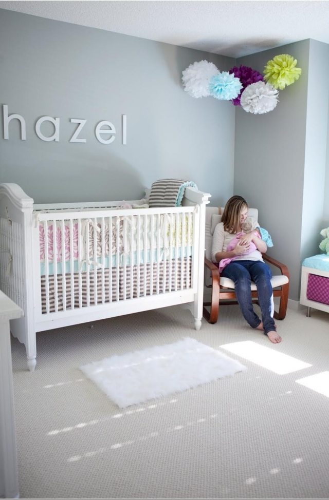 peinture-chambre-bébé-couleurs-pastel-bleu-layette-lit-bébé-blanc-pompons-papier-décoratifs