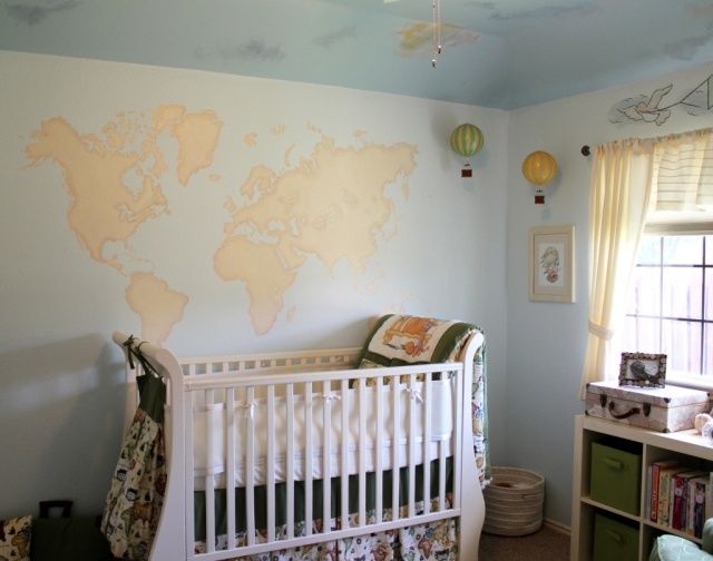 peinture-chambre-bébé-couleurs-pastel-bleu-layette-motifs-continents 