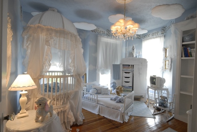 peinture-chambre-bébé-couleurs-pastel-bleu-layette-nuages-décoratives-blanches peinture chambre bébé