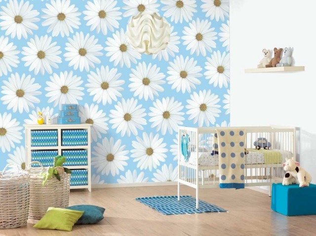 peinture-chambre-bébé-couleurs-pastel-papier-peint-bleu-clair-motifs-marguerites peinture chambre bébé
