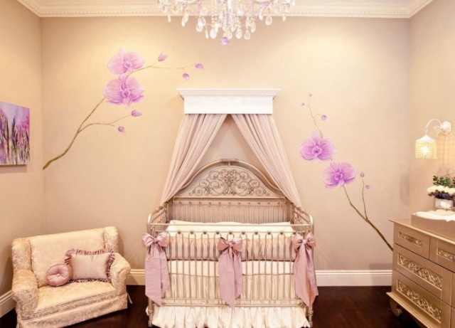 peinture-chambre-bébé-couleurs-pastel-pêche-stickers-orchidées-lilas peinture chambre bébé