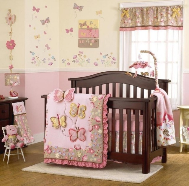 peinture-chambre-bébé-couleurs-pastel-rose-layette-jaune-pâle-motifs-papillons peinture chambre bébé