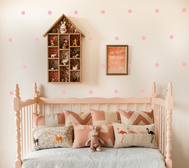 peinture-chambre-bébé-couleurs-pastel-rose-layette-pois-rose-coussins-décoratifs peinture chambre bébé