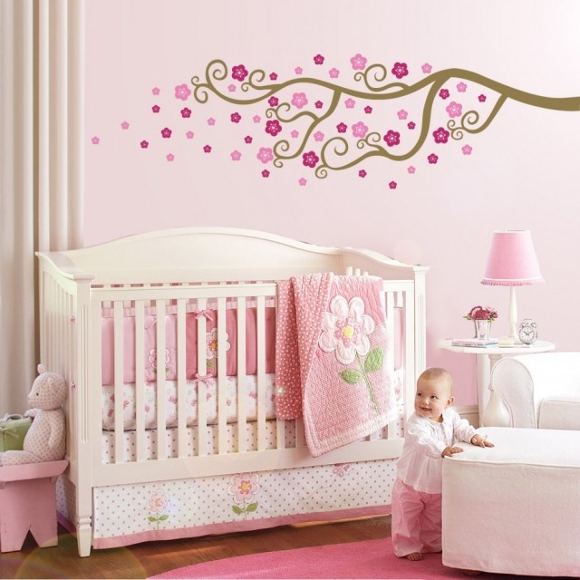 peinture-chambre-bébé-couleurs-pastel-rose-layette-sticker-mural-arbre-fleurs-roses peinture chambre bébé