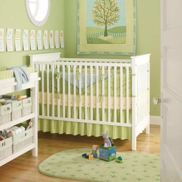 peinture-chambre-bébé-couleurs-pastel-vert-pâle-meubles-blancs-accessoire-décoratif-mural peinture chambre bébé