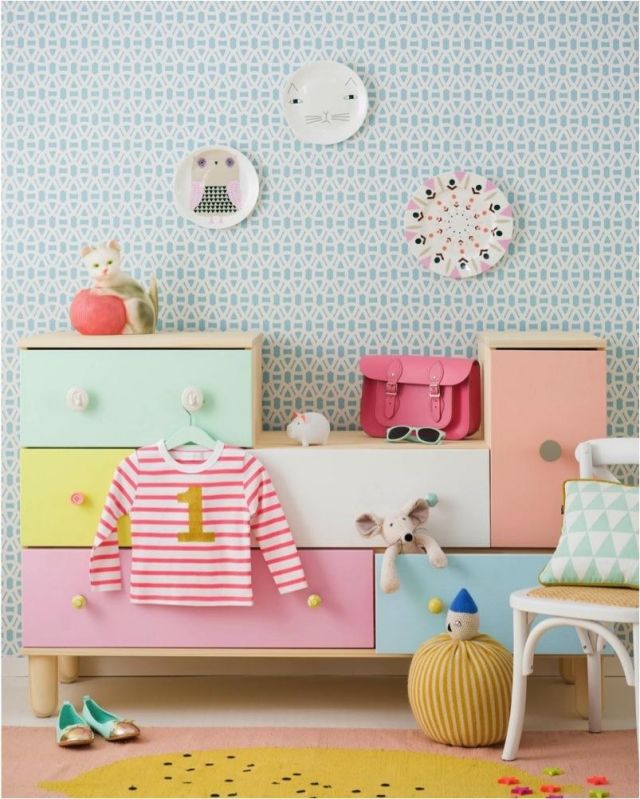 peinture-chambre-bébé-couleurs-pastelpapier-peint-bleu-layette-motifs-circulaires-blancs peinture chambre bébé