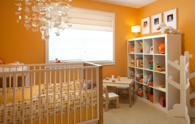 peinture-chambre-bébé-fille-orange-mobilier-blanc