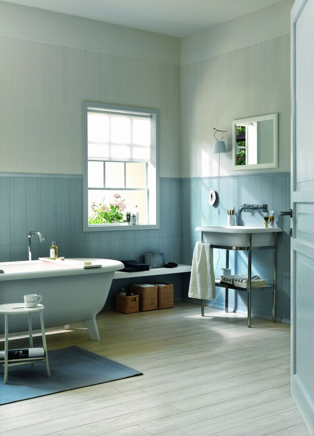 peinture-salle-bains-murs-deux-couleurs-blanc-bleu-clair-tapis-bleu-mobilier-blanc