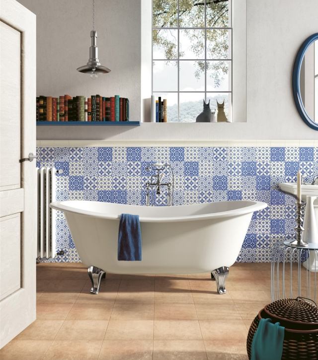 peinture-salle-bains-murs-deux-couleurs-blanc-carrelage-bleu-clair-motifs-baignoire-élégante-blanche