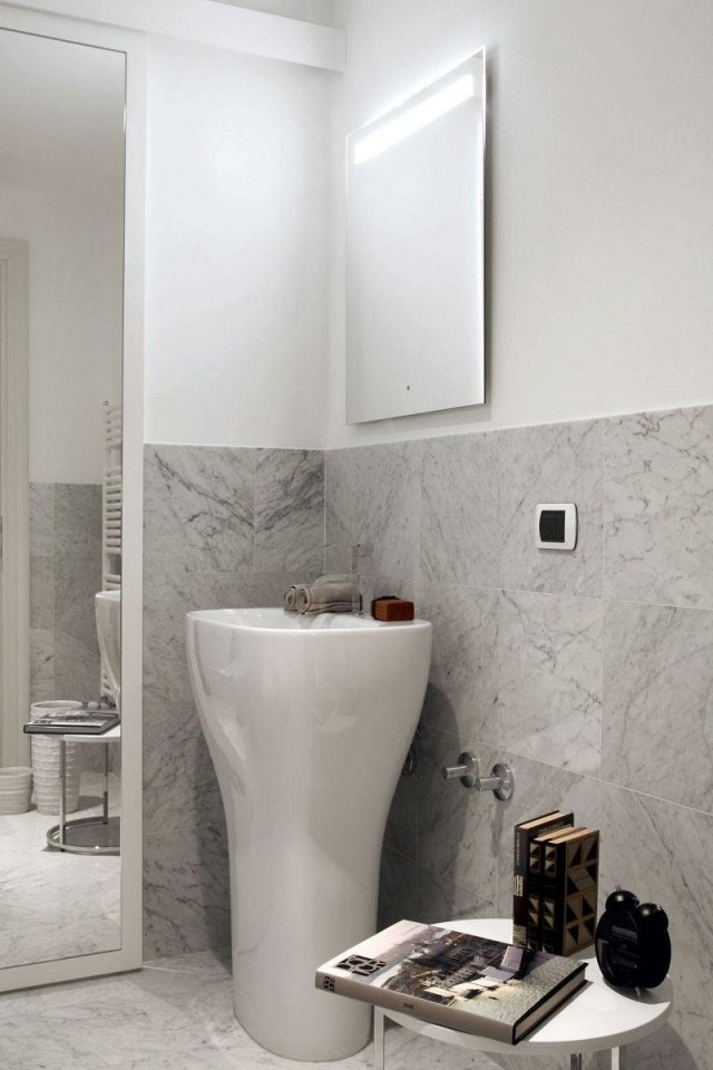peinture-salle-bains-murs-deux-couleurs-blanc-gris-clair-carrelage peinture salle de bains