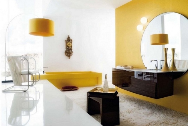 peinture-salle-bains-murs-deux-couleurs-blanc-jaune-mobilier-bois-sombre