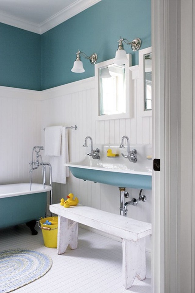 peinture-salle-bains-murs-deux-couleurs-bleu-blanc-baignoire-bleu-clair-petit-banc-blanc peinture salle de bains