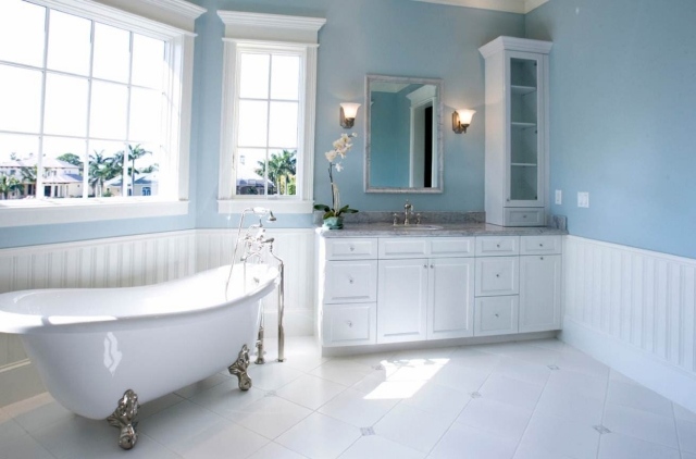 peinture-salle-bains-murs-deux-couleurs-bleu-pâle-blanc-meuble-vasque-blanc-baignoire-élégante peinture salle de bains