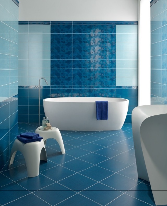 peinture-salle-bains-murs-deux-couleurs-carrelage-bleu-vif-bleu-clair-motifs-floraux-tendres peinture salle de bains