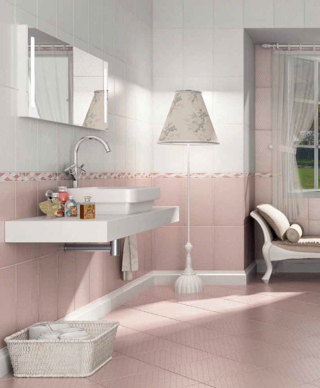 peinture-salle-bains-murs-deux-couleurs-carrelage-rose-pâle-blanc-motifs-accents-mobilier-blanc-lampe-pied peinture salle de bains