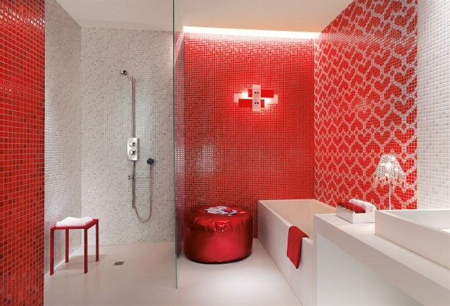 peinture-salle-bains-murs-deux-couleurs-mosaique-rouge-blanche-mobilier-blanc peinture salle de bains