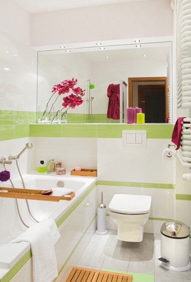 peinture-salle-bains-petite-blanche-claire-accents-vert-pâle peinture salle de bains