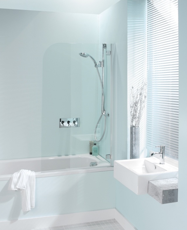 peinture-salle-bains-petite-bleu-pâle-baignoire-lavabo-blancs peinture salle de bains