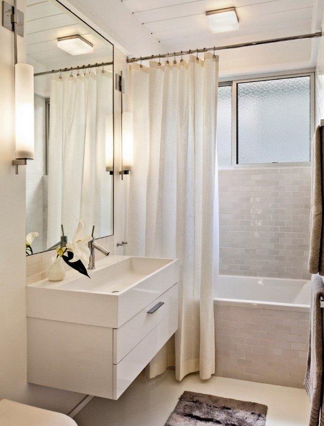 peinture-salle-bains-petite-carrelage-blanc-brillant-élégant-mobilier-blanc-tapis-gris
