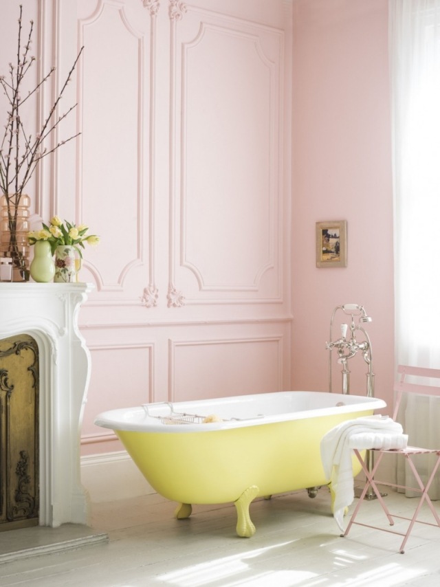 peinture-salle-bains-petite-murs-rose-pâle-baignoire-jaune-clair peinture salle de bains