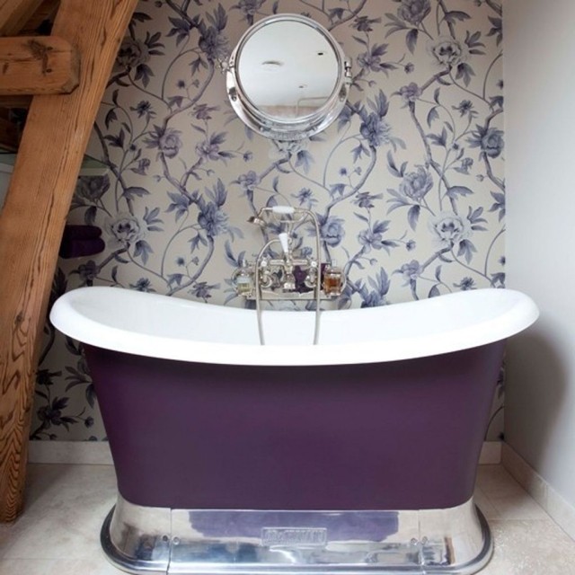 peinture-salle-de-bains-idée-originale-couleur-blanche-violette