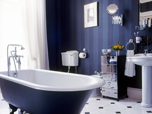 peinture-salle-de-bains-idée-originale-couleur-bleue-fonçée-rayures