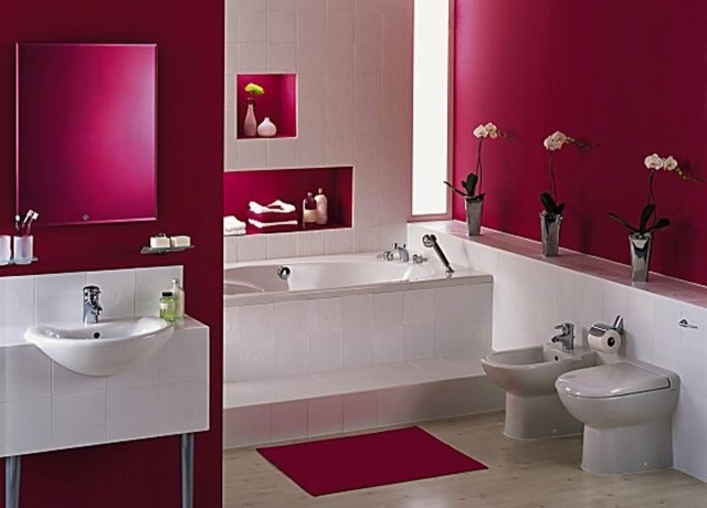 peinture-salle-de-bains-idée-originale-couleur-cyclamen-toilettes