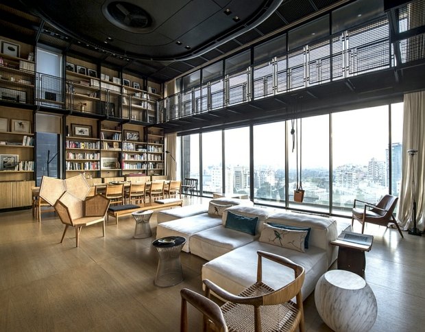 penthouse impressionant bibliothèque sol au plafond mobilier luxueux