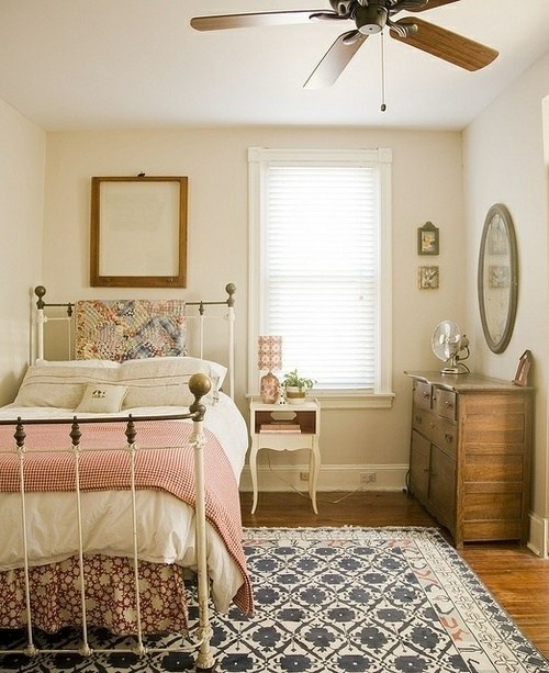 petite chambre simple tapis fleurs blue
