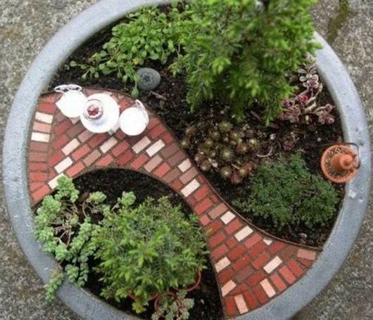 petit jardin compris cercle pierre mosaique tuiles