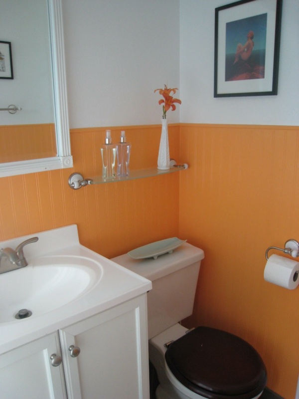 petite salle bain mur orange blanc
