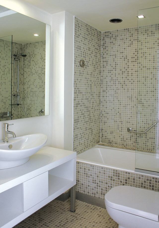 petite-salle-bain-moderne-mosaïque-murs-sol