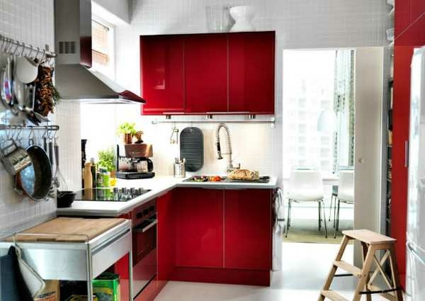 petite-cuisine-rouge-armoires-rangement-accrocher